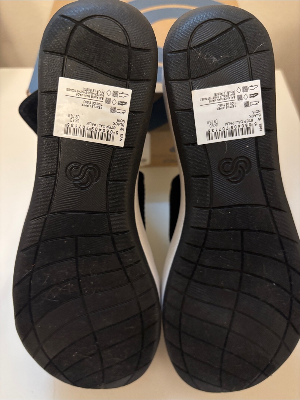 Cloudsteppers by Clarks Black Elastic Crisscross Sandals - Picture 5 of 5